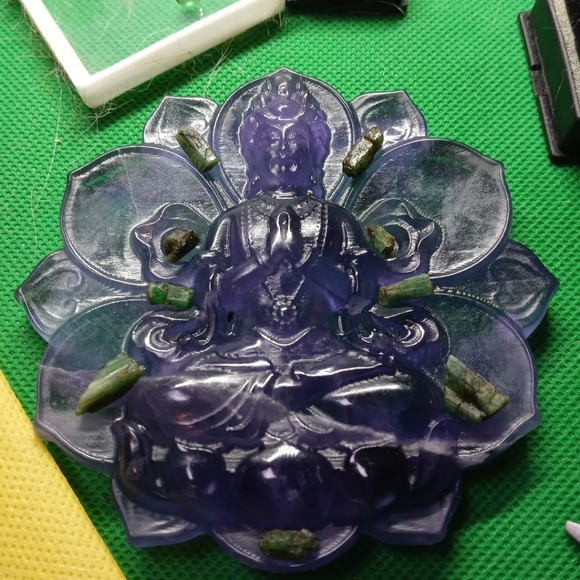 Fluorite carving of Quan Yin - Picture 2 of 4